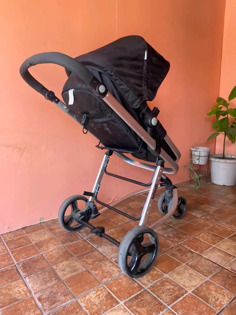 Coche de bebé Infanti con silla de auto negra - 5