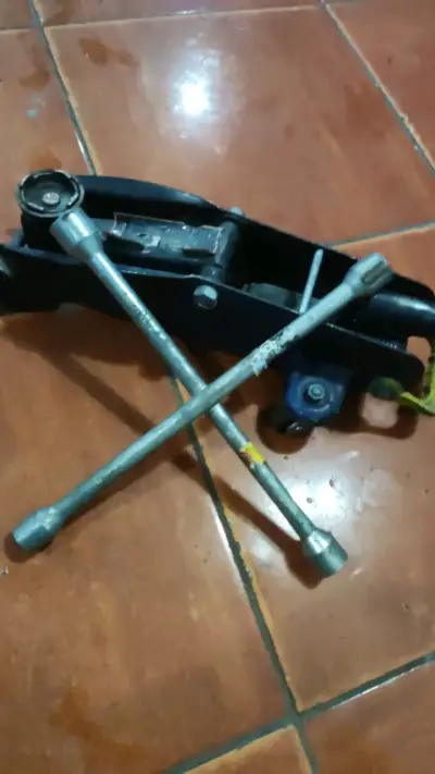Gato hidráulico para auto con llave cruz - miniatura 1