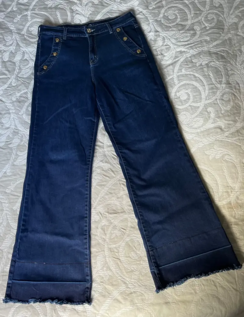 Jeans azul oscuro con botones decorativ