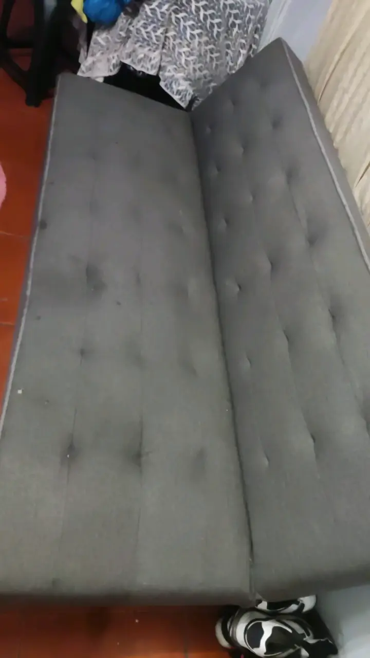 Sofá cama gris en buen estado