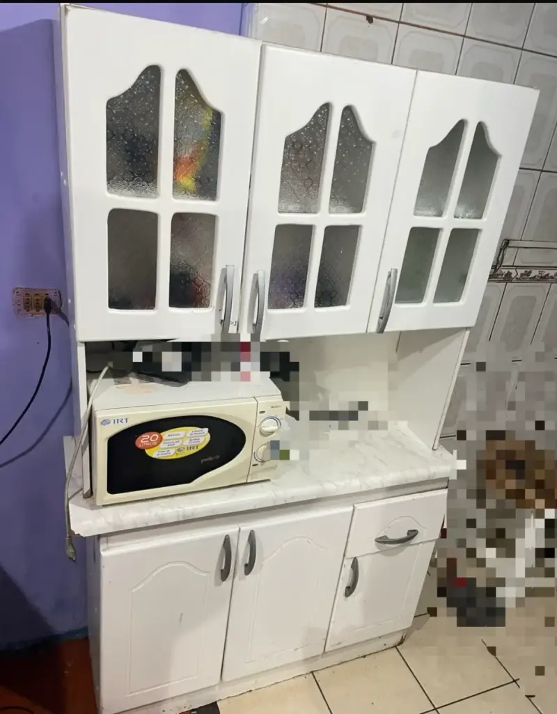 Mueble de cocina blanco con vitrina