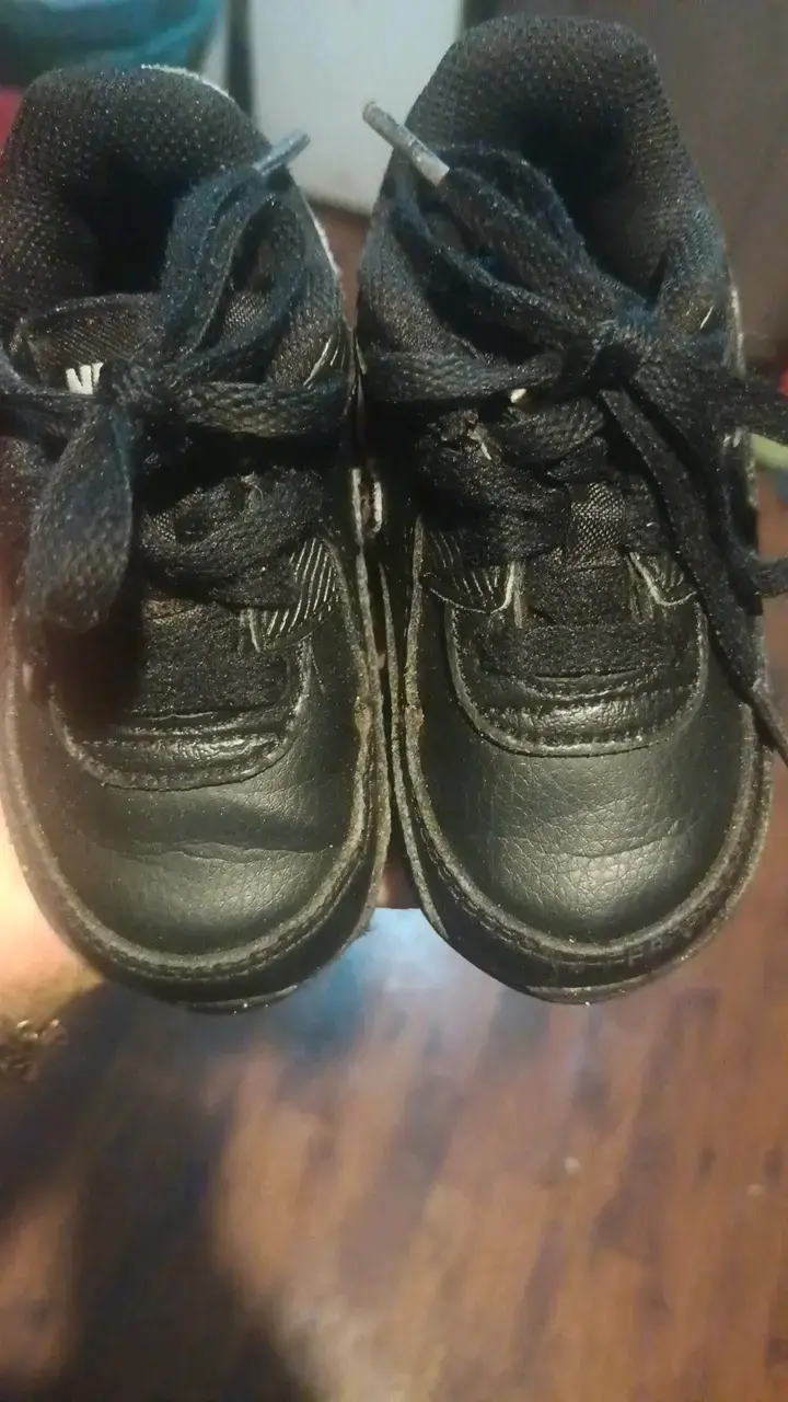 Zapatillas negras para niños en buen estado