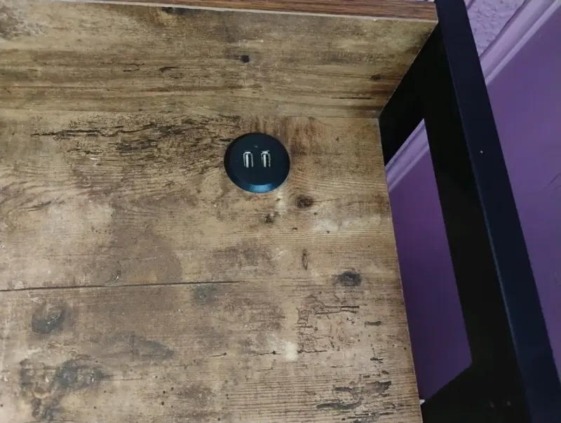 Escritorio de Madera con Puertos USB - 3