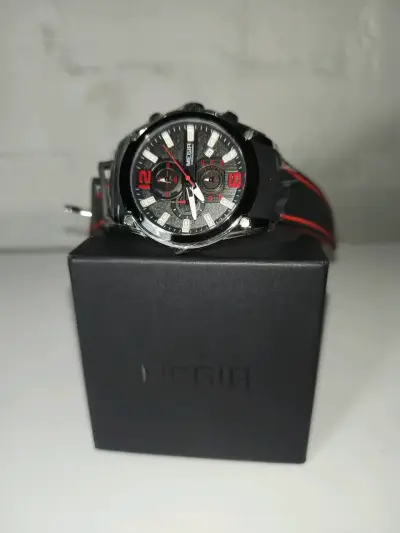 Reloj deportivo negro con detalles rojos Megir - miniatura 1