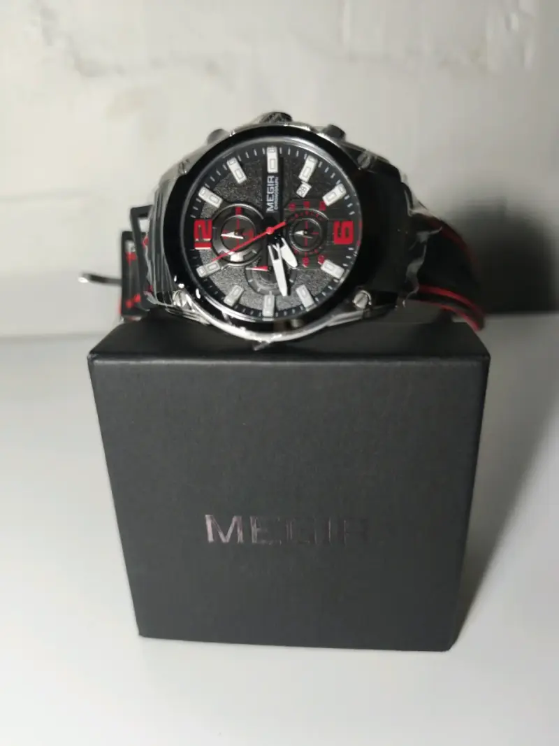 Reloj deportivo negro con detalles rojos Megir - 2