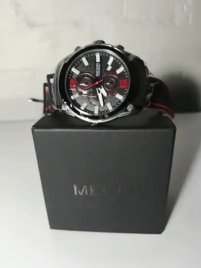 Reloj deportivo negro con detalles rojos Megir - miniatura 2