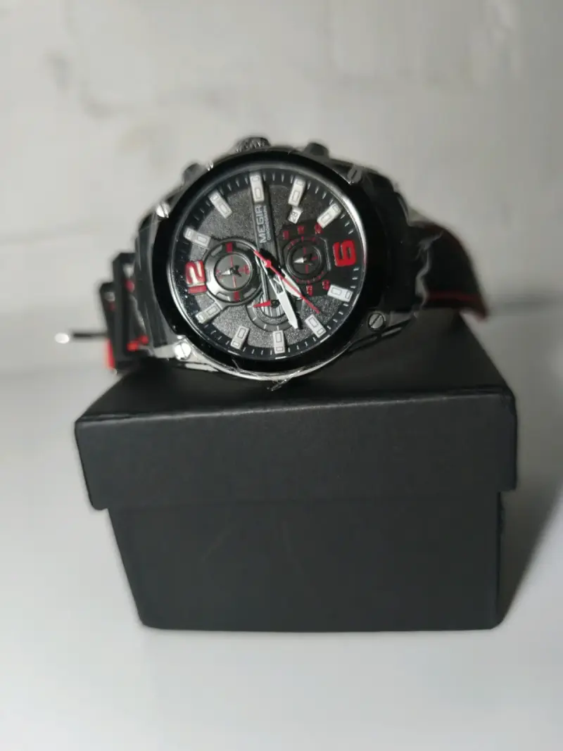Reloj deportivo negro con detalles rojos Megir - 3