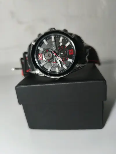 Reloj deportivo negro con detalles rojos Megir - miniatura 3