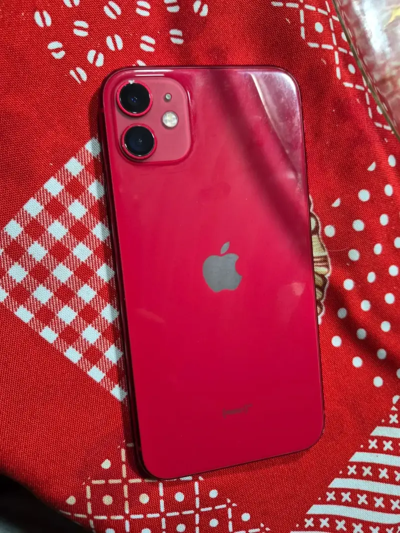 iPhone 11 rojo en buen estado - 1