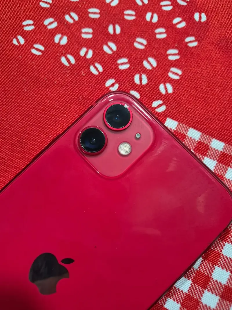 iPhone 11 rojo en buen estado - 2