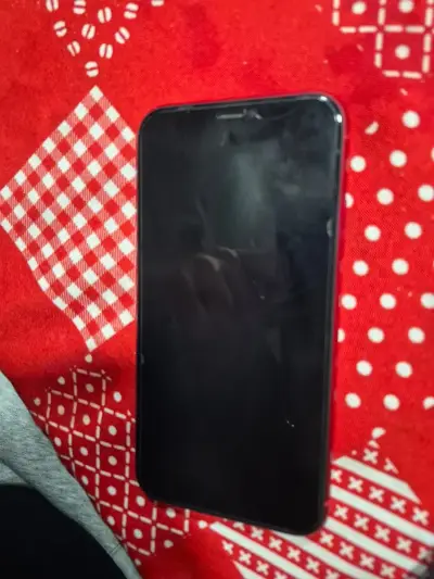 iPhone 11 rojo en buen estado - miniatura 3