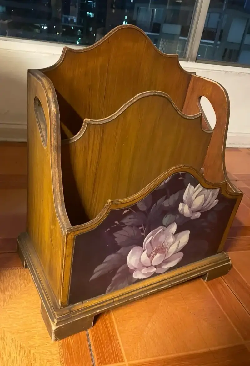Revistero de madera con diseño floral - 1