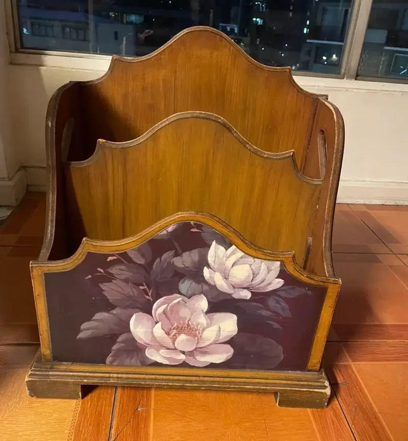 Revistero de madera con diseño floral - 2