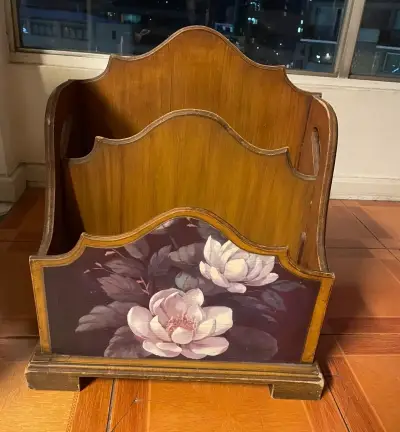 Revistero de madera con diseño floral - miniatura 2