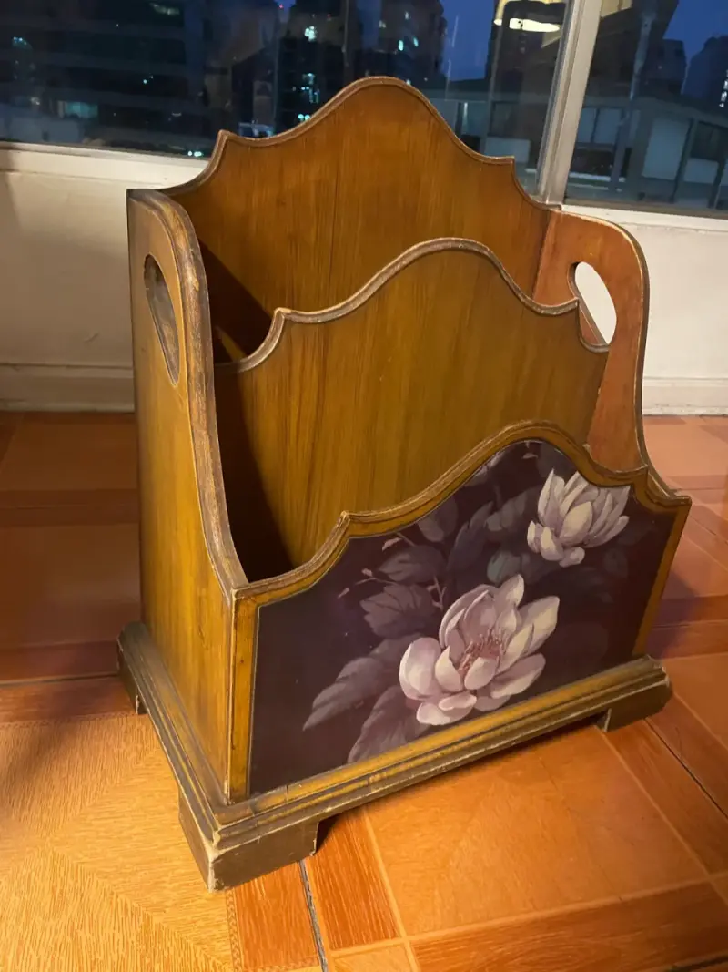 Revistero de madera con diseño floral - 4
