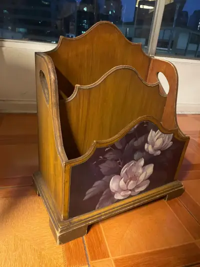 Revistero de madera con diseño floral - miniatura 4