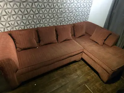 Sofá seccional esquinero marrón desgastado - miniatura 1