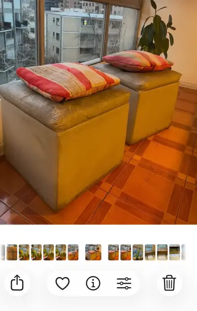 Puffs de cuero beige con cojines - miniatura 1