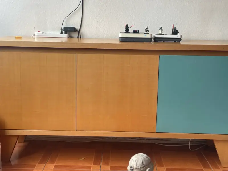 Mueble de madera con puertas de colores - 1