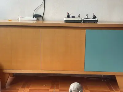 Mueble de madera con puertas de colores - miniatura 1