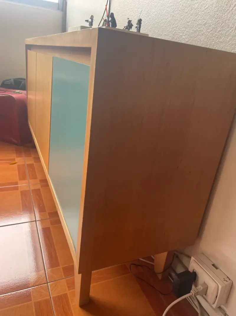 Mueble de madera con puertas de colores - 2