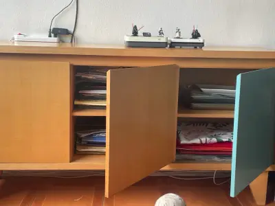 Mueble de madera con puertas de colores - miniatura 3