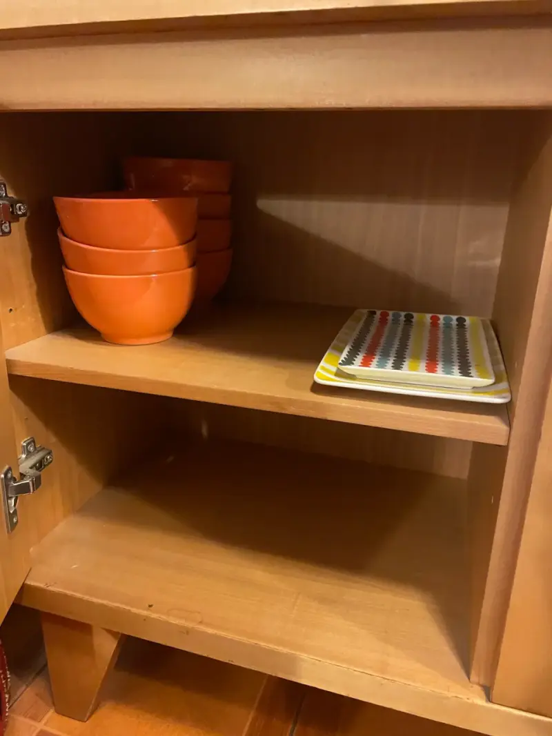 Mueble de madera con puertas de colores - 4