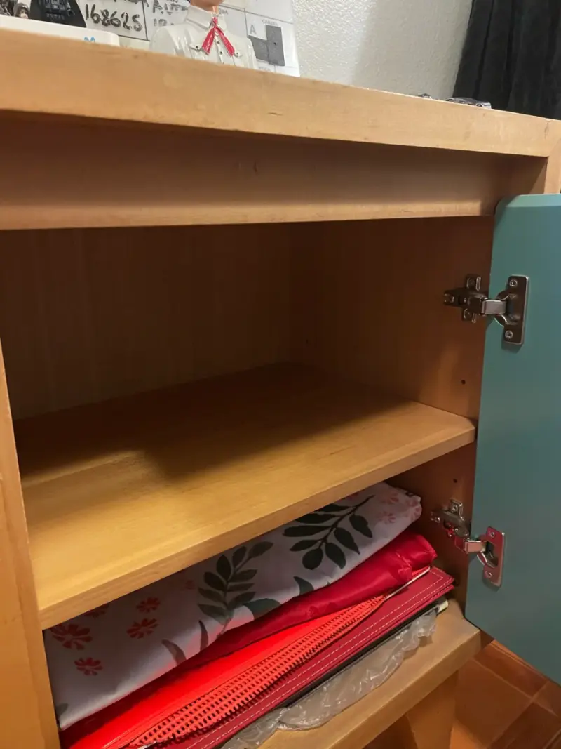 Mueble de madera con puertas de colores - 5