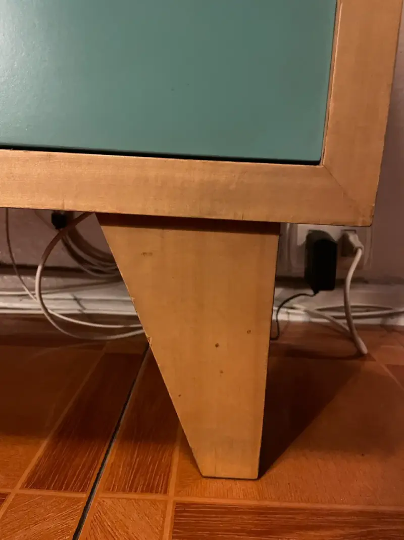 Mueble de madera con puertas de colores - 6