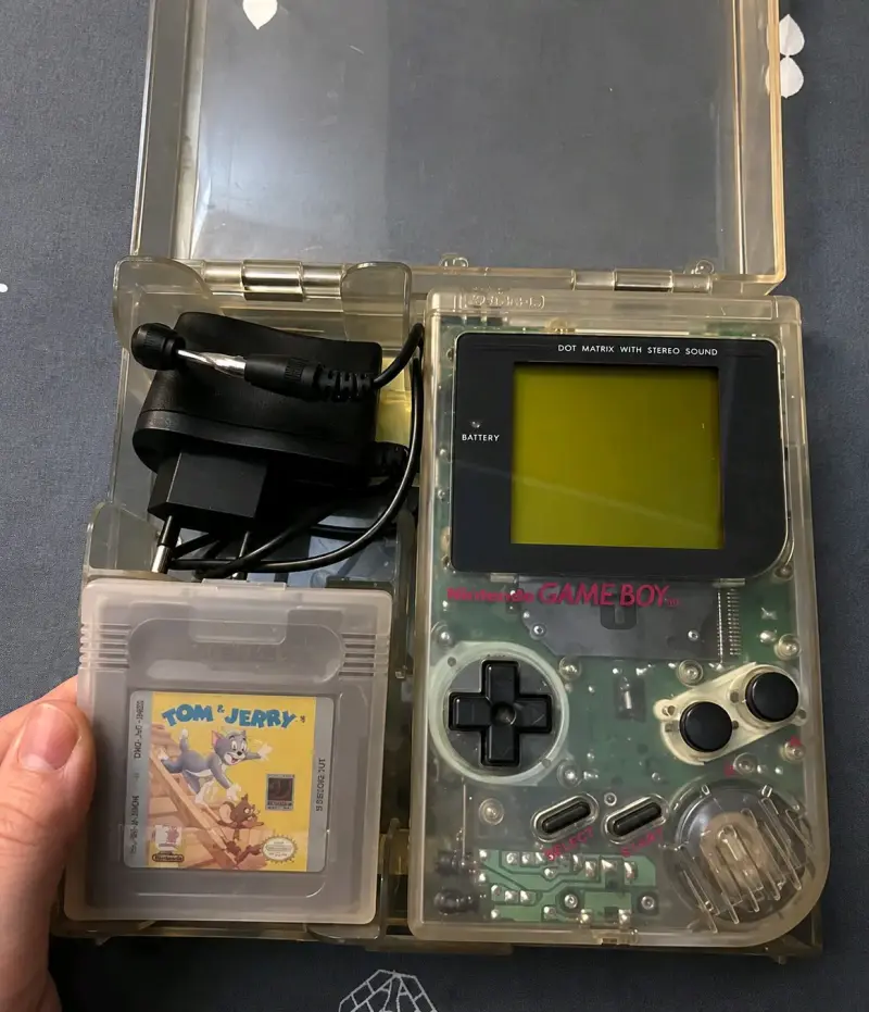 Nintendo Game Boy clásico con juego Tom y Jerry