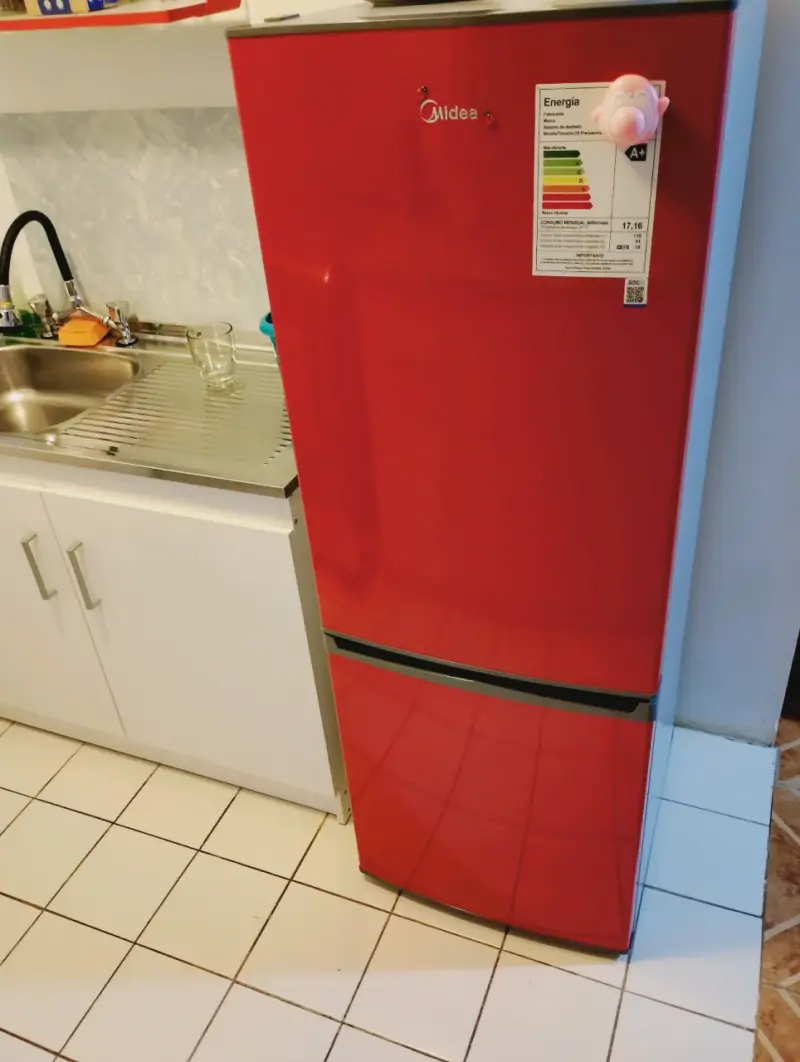 Refrigerador rojo Midea con eficiencia energética A+ - 1