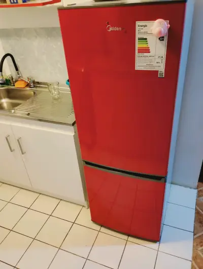 Refrigerador rojo Midea con eficiencia energética A+ - miniatura 1