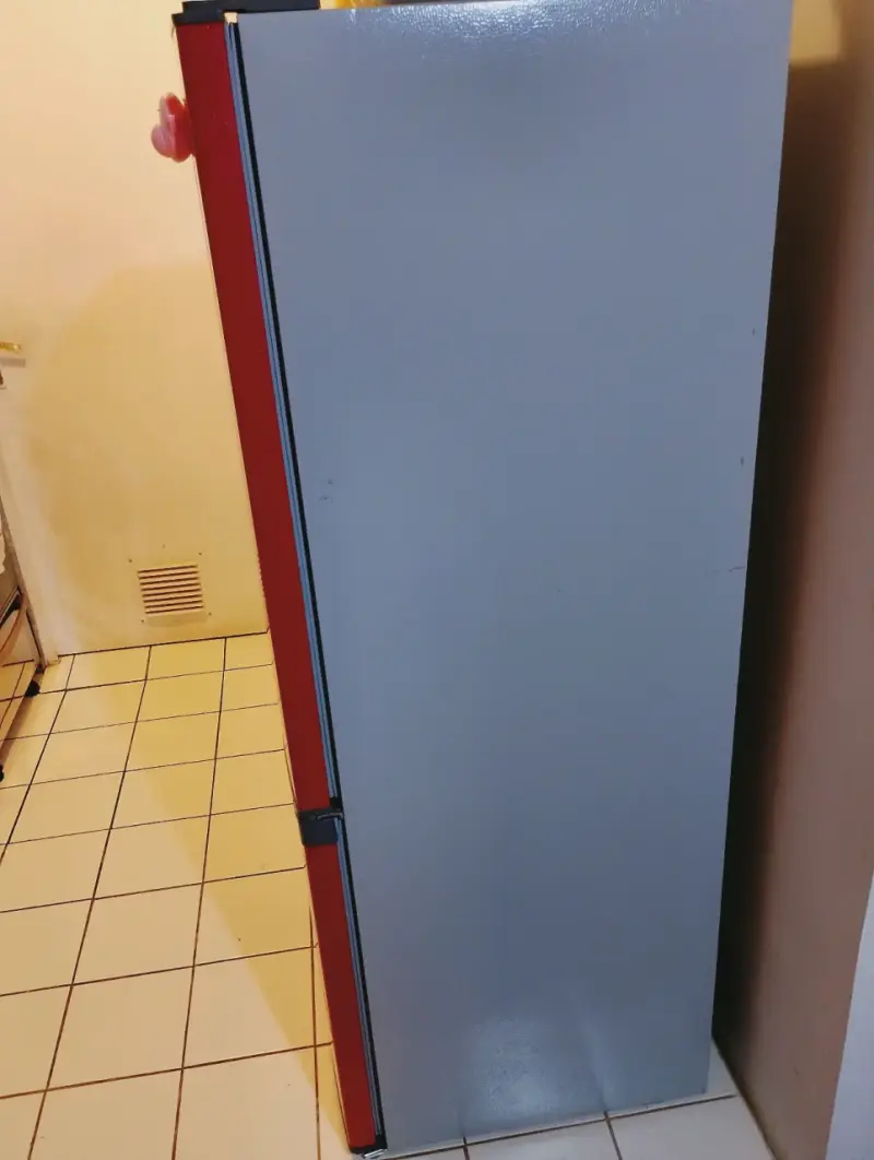 Refrigerador rojo Midea con eficiencia energética A+ - 2