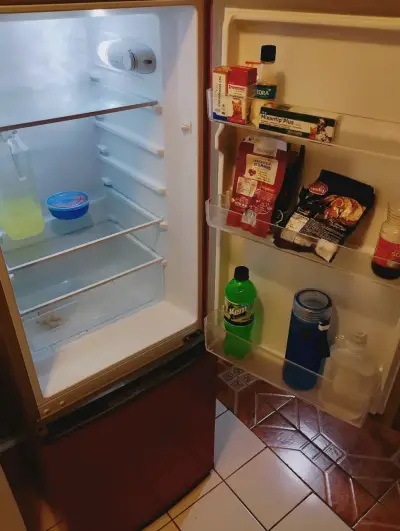 Refrigerador rojo Midea con eficiencia energética A+ - miniatura 3