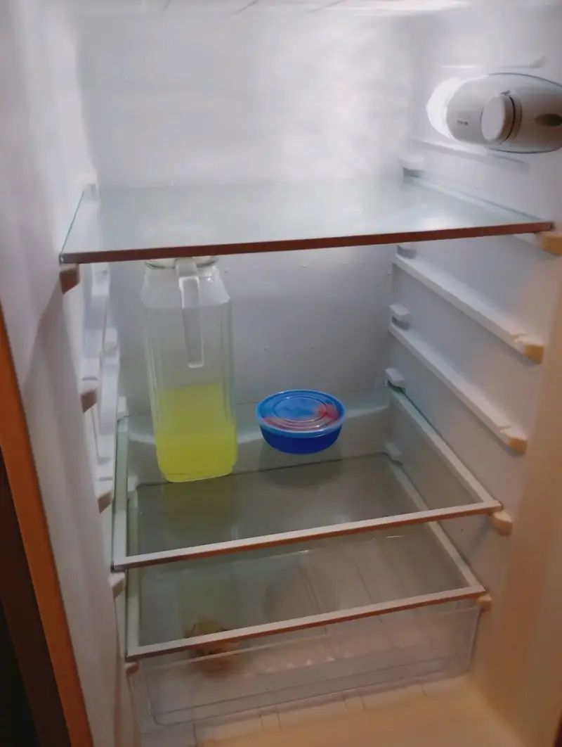 Refrigerador rojo Midea con eficiencia energética A+ - 4