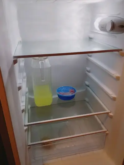 Refrigerador rojo Midea con eficiencia energética A+ - miniatura 4
