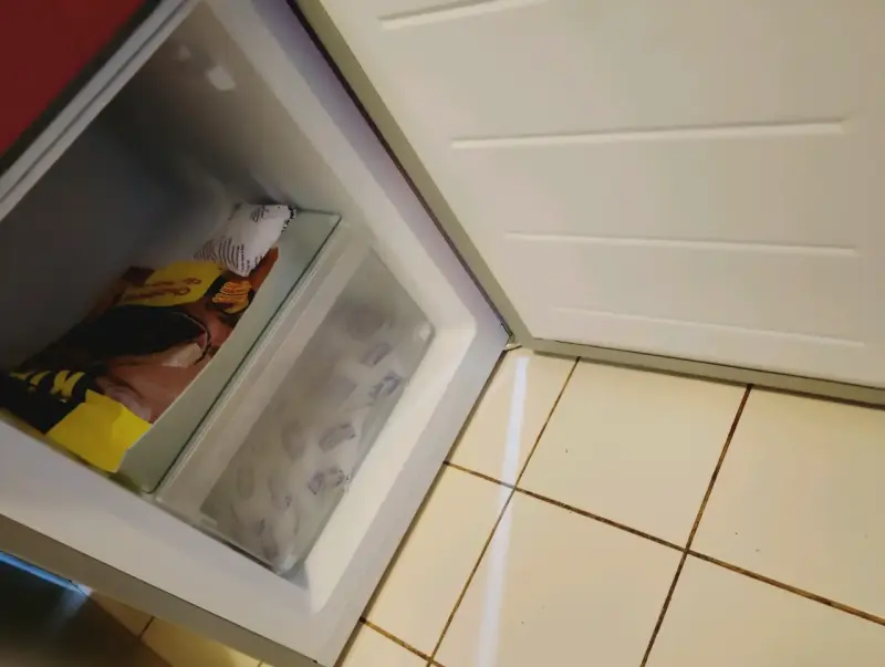 Refrigerador rojo Midea con eficiencia energética A+ - 6