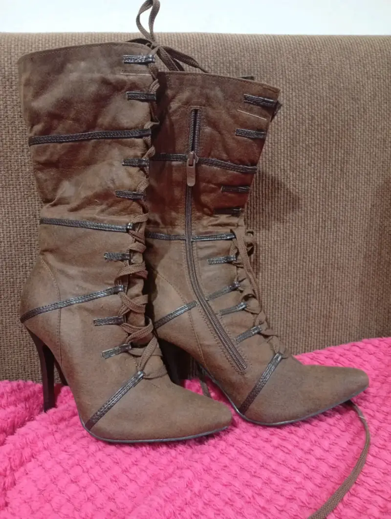Botas de tacón alto marrones con cordones - 1