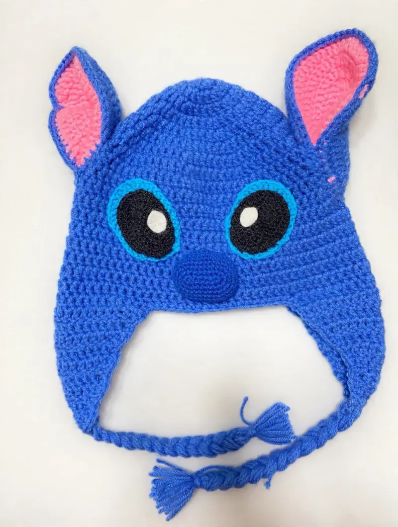 Gorro tejido azul con orejas de personaje stitch