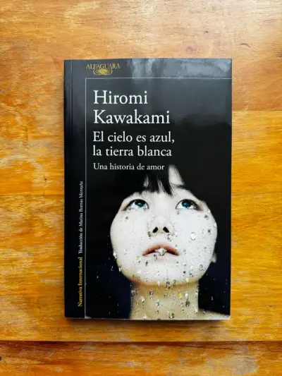 Libro 'El cielo es azul, la tierra blanca' de Hiromi Kawakami - miniatura 1