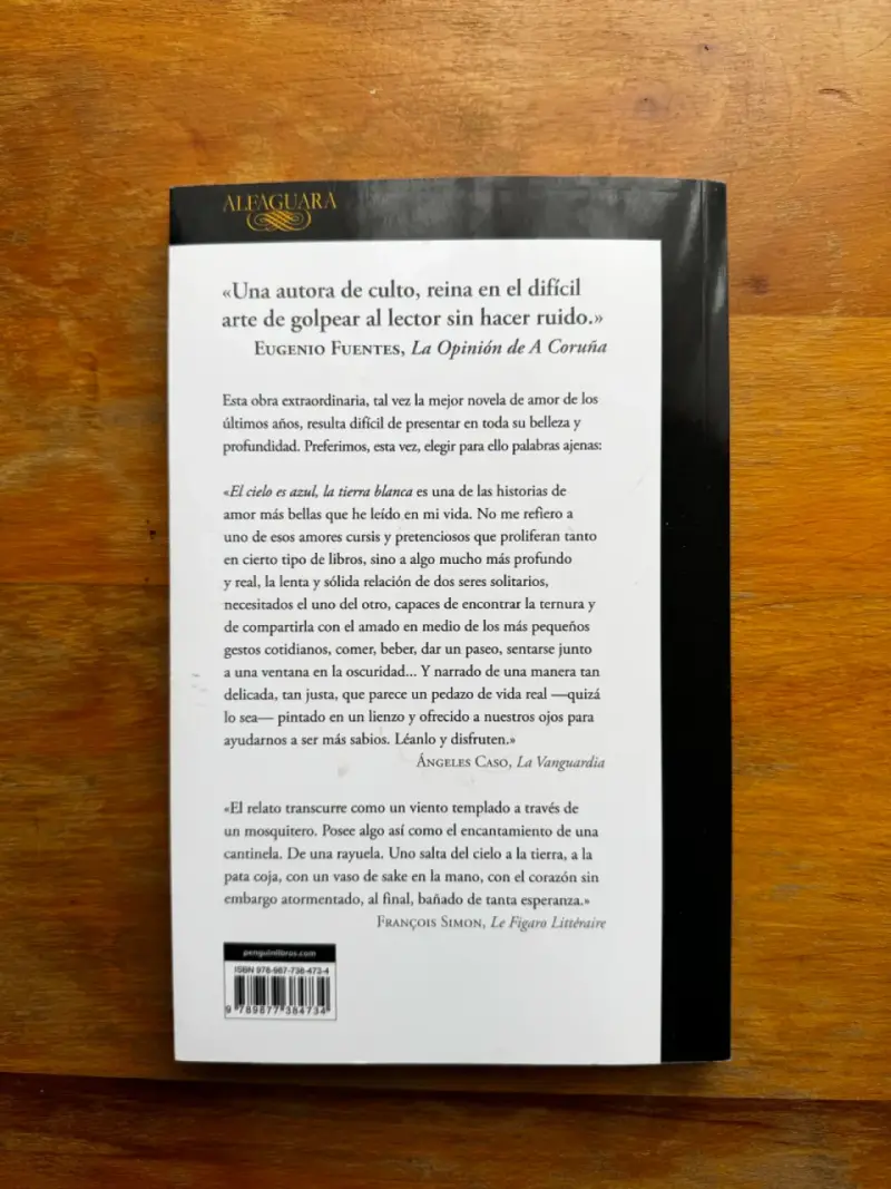 Libro 'El cielo es azul, la tierra blanca' de Hiromi Kawakami - 2