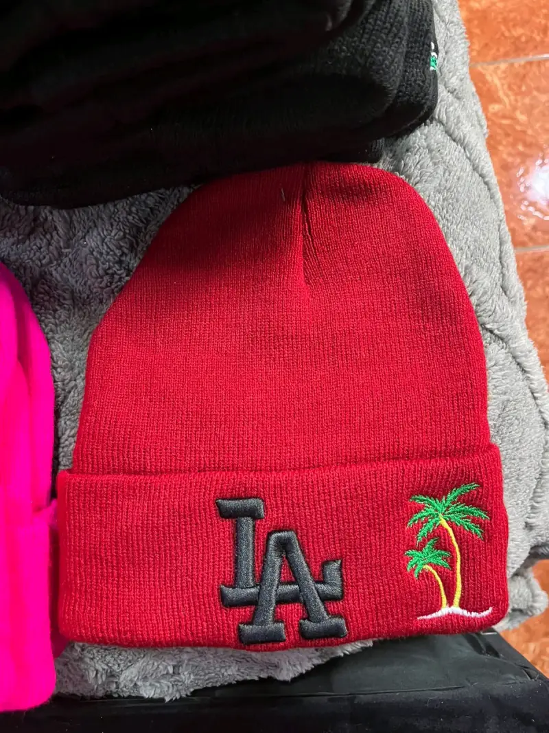 Gorro de Lana Rojo con distintos bordados - 1
