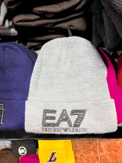 Gorro de Lana Rojo con distintos bordados - miniatura 3