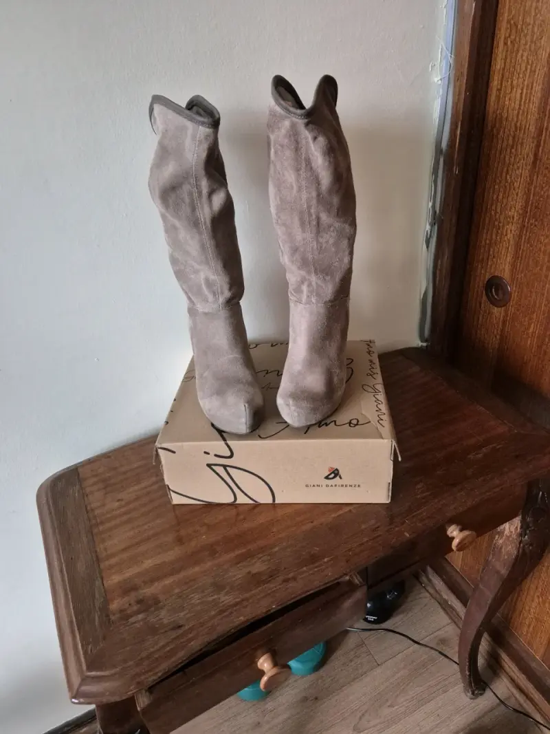 Botas de gamuza grises con tacón de cuña - 2