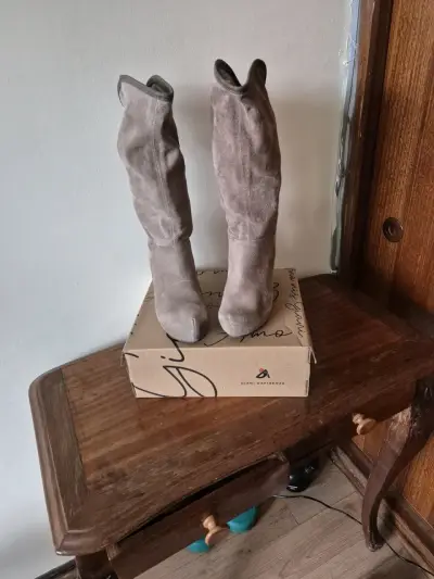 Botas de gamuza grises con tacón de cuña - miniatura 2