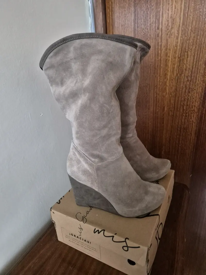Botas de gamuza grises con tacón de cuña - 3