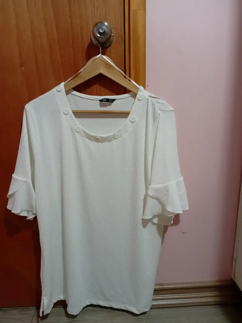 Blusa Blanca con Detalles de Botones Talla L