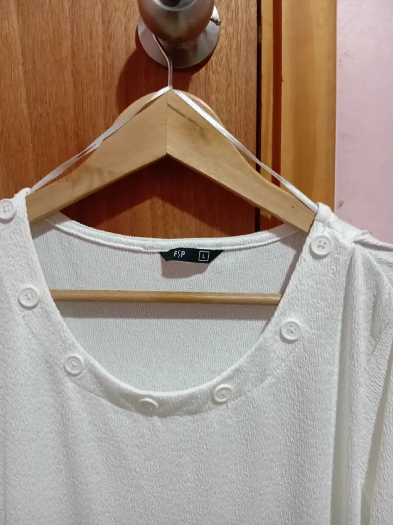 Blusa Blanca con Detalles de Botones Talla L - 2