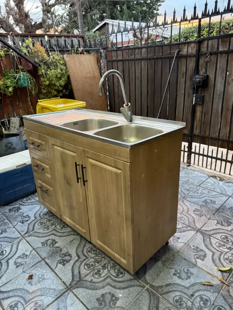 Mueble de cocina con lavaplatos doble y grifo - 1