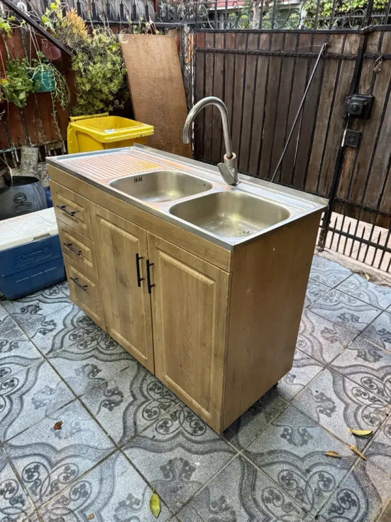 Mueble de cocina con lavaplatos doble y grifo - 2